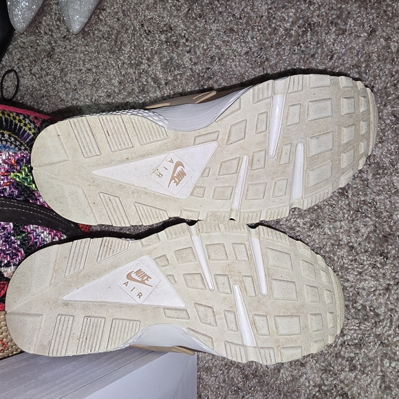 Nike Air Huarache Run
Rose Gold - Picture 4 of 5